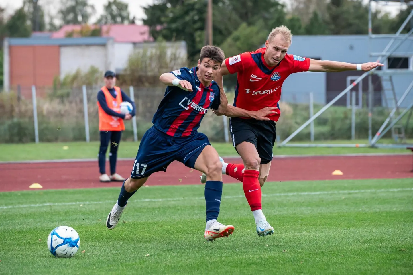 Paide linnameeskond (sinipunases vormis) jäi eelmisel kolmapäeval kodustaadionil JK Narva Transi meeskonnale alla 2:3, aga pühapäeval võitis võõrsil sama vastast tulemusega 3:0.