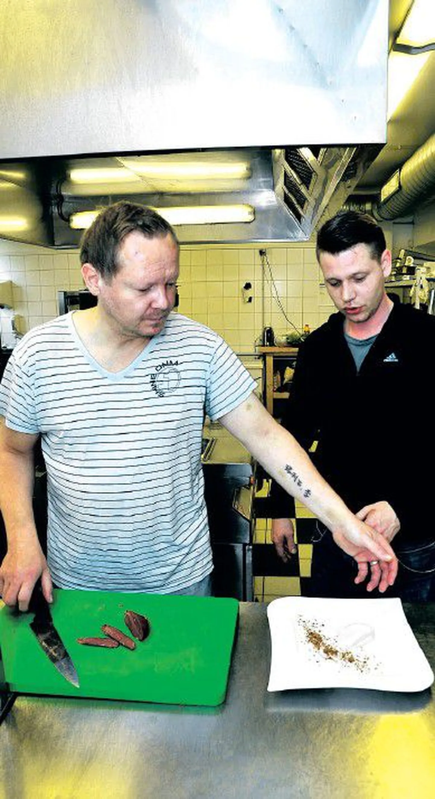 Islandilt pärit tippkokkade Ragnar Ómarssoni (vasakul) ja Björgvin Mýrdali (paremal) hinnangul on kõige kehvemaks kokaks saada palju keerulisem kui kõige paremaks, sest konkurente, kellega võistelda on esimesel juhul märksa rohkem.