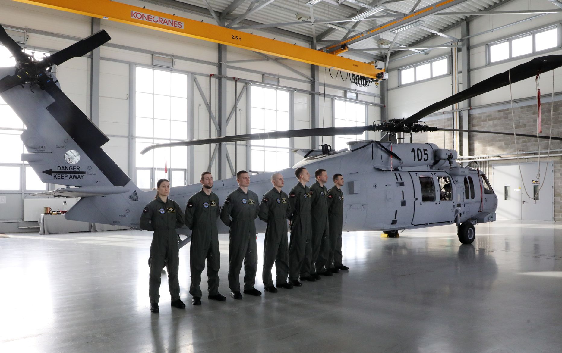 Nacionālo bruņoto spēku Aviācijas bāzē Lielvārdē notiek pirmo divu jauno helikopteru UH-60M "Black Hawk" svinīgajā pieņemšanas ceremonija .