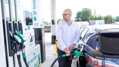VAATA GALERIID ⟩ Vastavatud Mäeküla tankla päästis kliendi tee äärde jäämisest