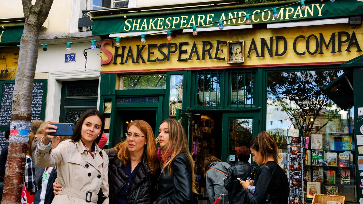 Turistid raamatupoe Shakespeare and Company ees.