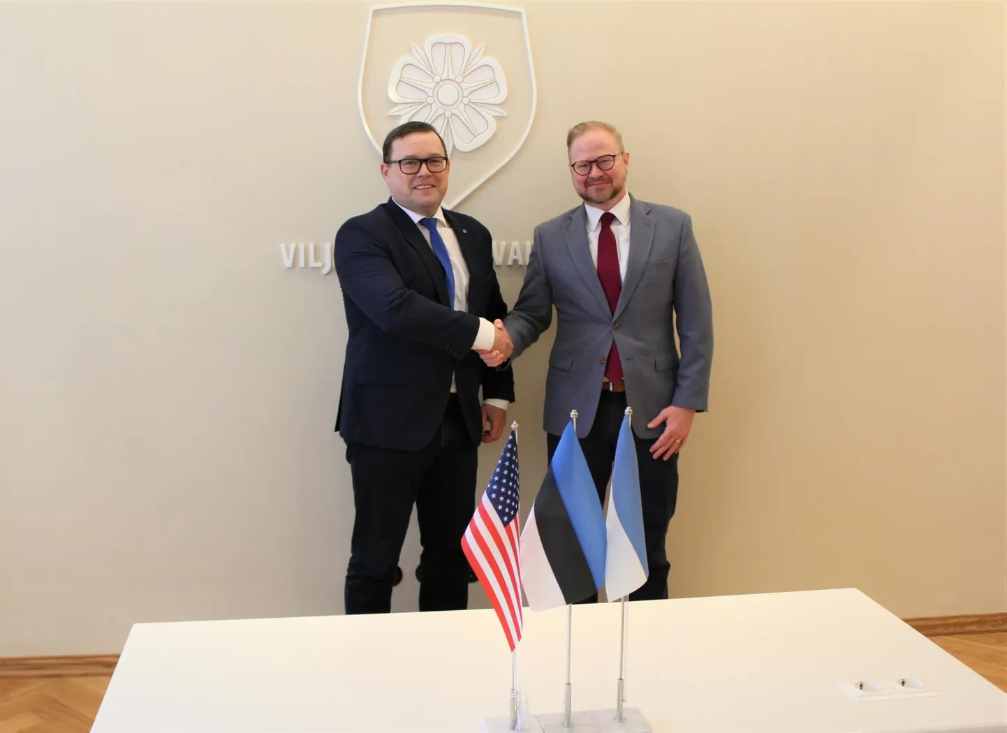 Viljandi linnapea Madis Timpson tervitas raekojas USA ajutist asjurit Brian Roraffi.