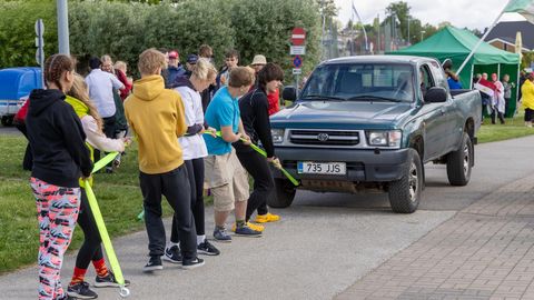 GALERII ⟩ Järve ääres said gümnasistid ehtiada liivaskulptuure, tantsida ja direktorit paigas kangutada