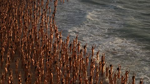 2500 голых людей собрались вместе на самом известном пляже Австралии: что случилось