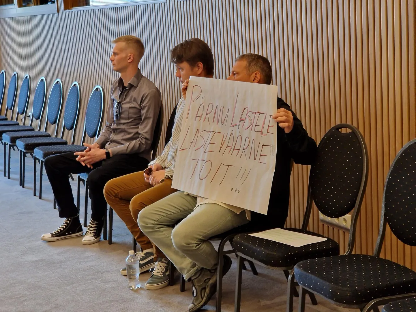 Tänasel Pärnu linnavolikogu istungil andis algatuse  "Pärnu lastele inimväärne toit!" avalikult üle selle algataja Siim-Andres Kivisalu (vasakul)