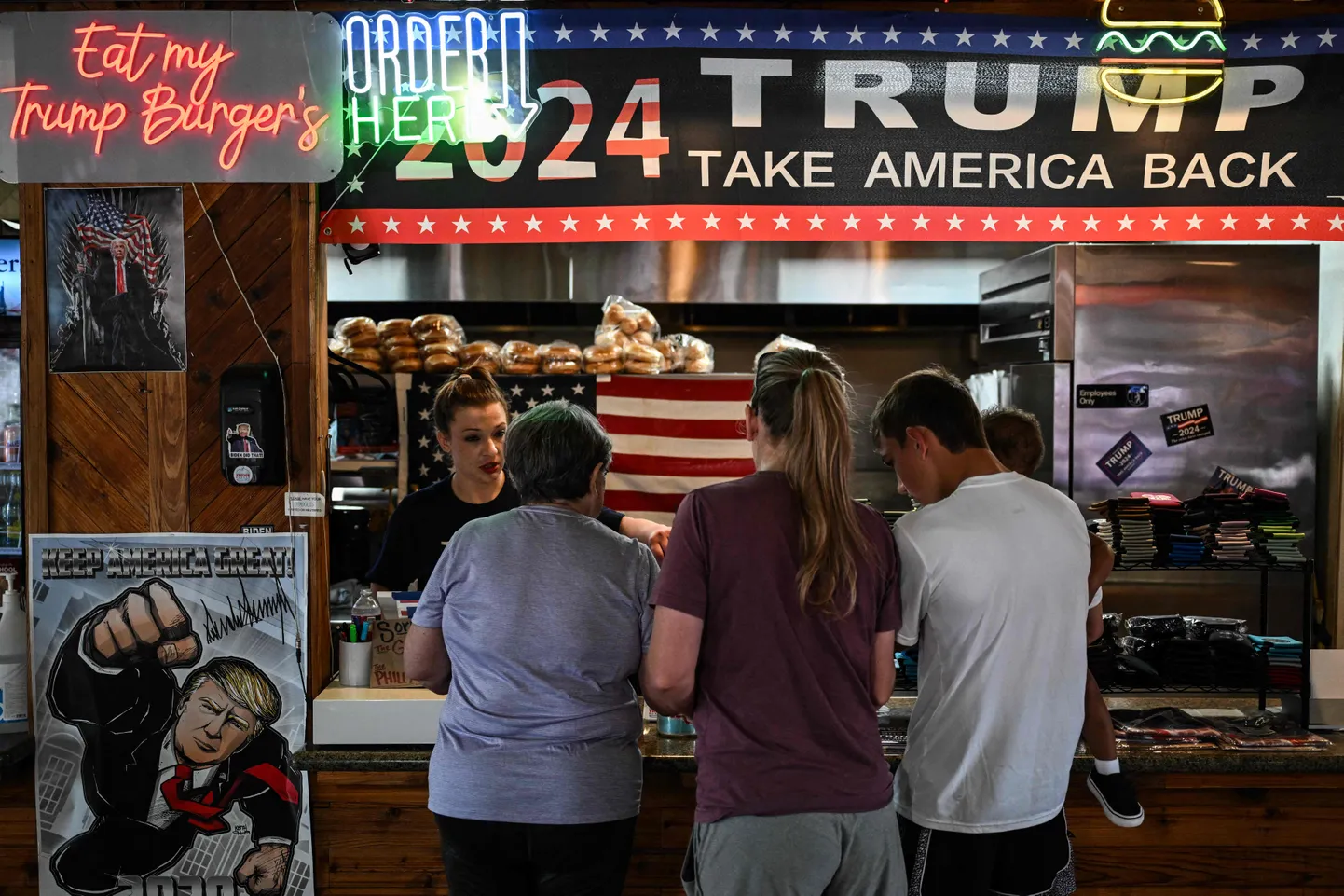 Trump Burger restorani külastajad.