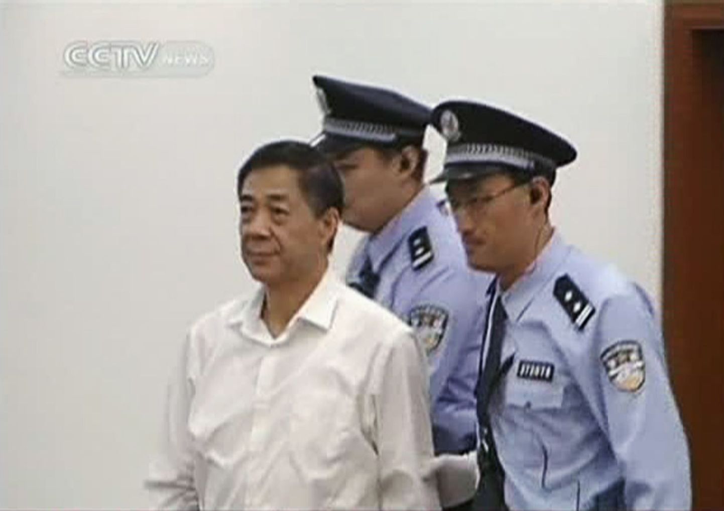 Korruptsioonis, väljapressimises ja võimu kuritarvitamises süüdistatav Bo Xilai astus kohtu ette.