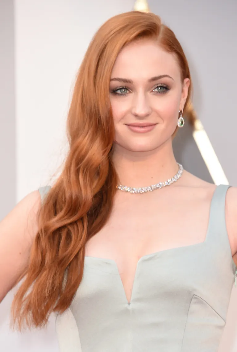 Sophie Turner punaste juustega