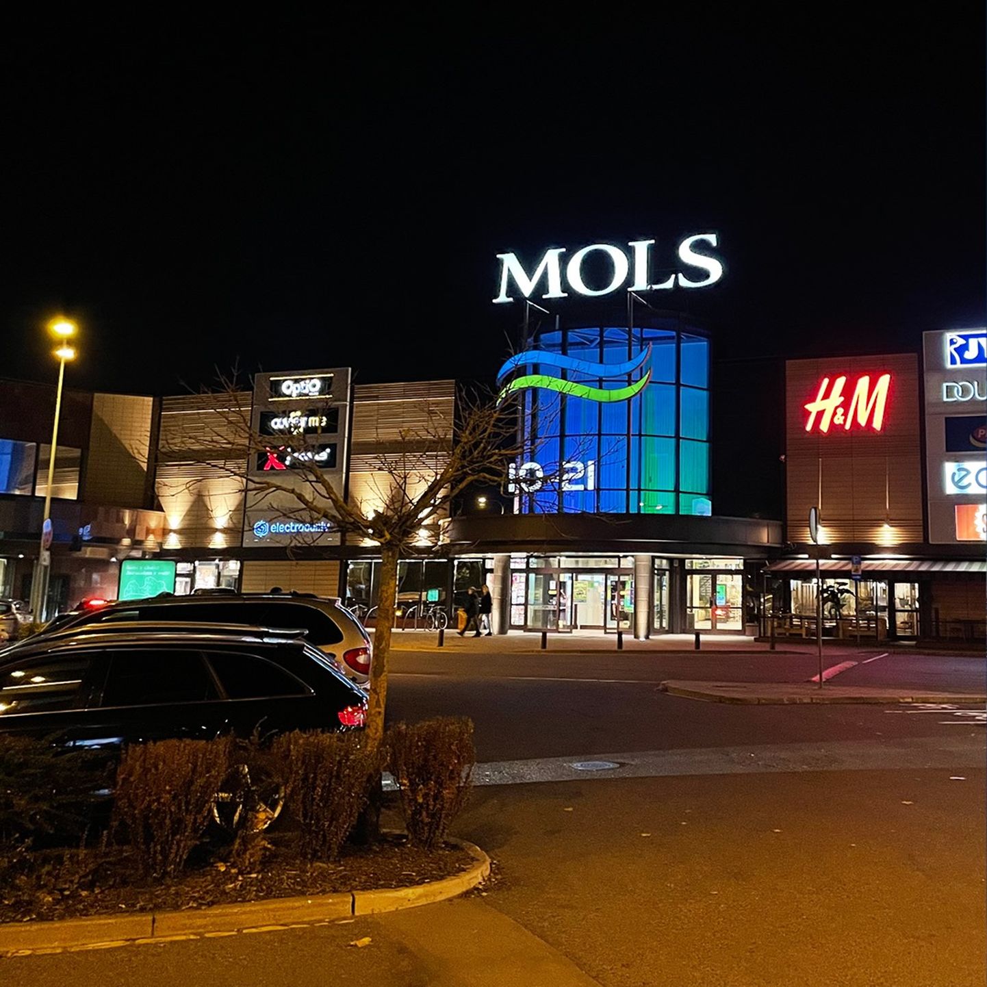 Kaubanduskeskus Mols pidi suure lumesaju tõttu uksed sulgema.