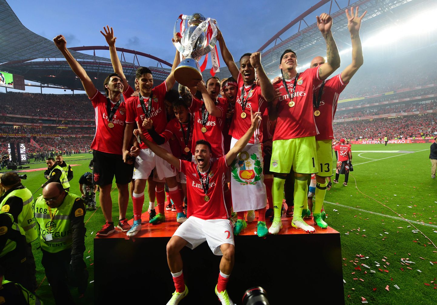 Benfica jalgpallimeeskond tähistamas järjekordset tiitlivõitu.