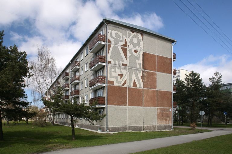 Dekoratiivpaneelidest korterelamu otsasein Akadeemia teel. Valli-Lember Bogatkina kavand, 2011.
