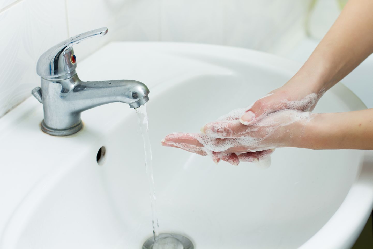 Kätepesu aitab haigustest eemale hoida.