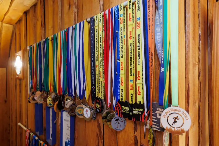 Siin vaid väike osa medalitest, mida pereema spordivõistlustelt saanud on.