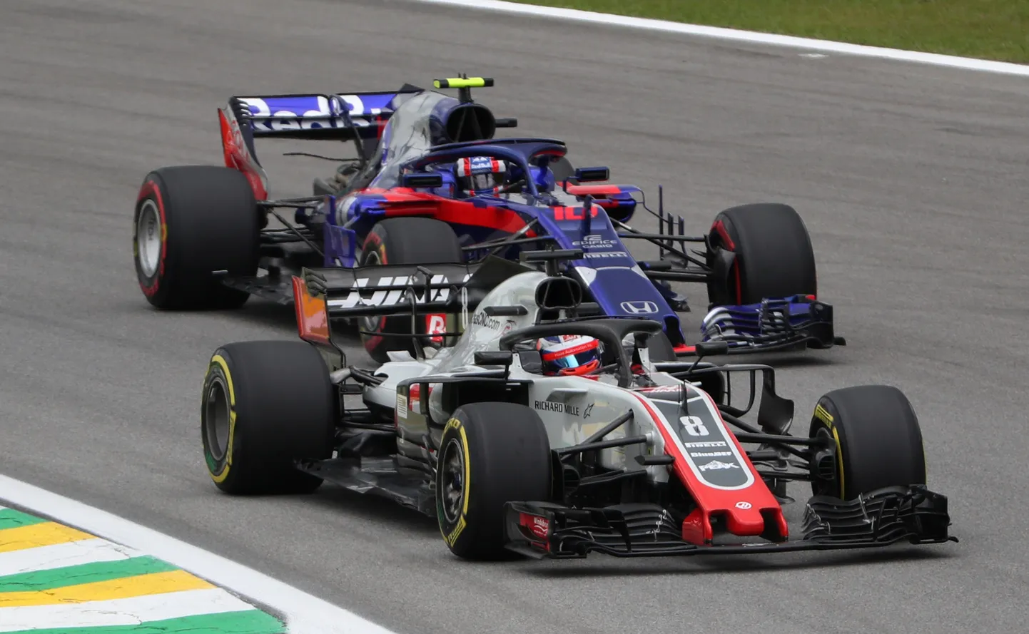 Romain Grosjean (esiplaanil) oleks peaaegu võidusõiduga lõpparve teinud.