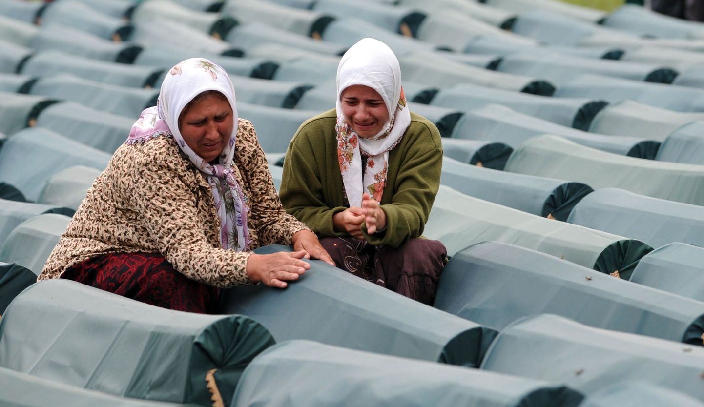 Bosnia mosleminaine massimõrva ohvrite kirstude keskel.