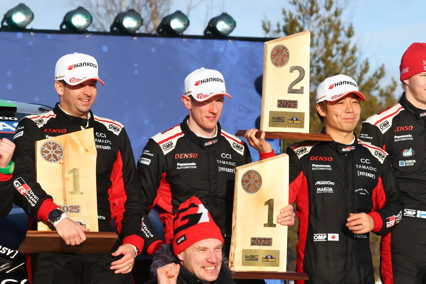 Elfyn Evans (keskel) Rootsi ralli poodiumil.