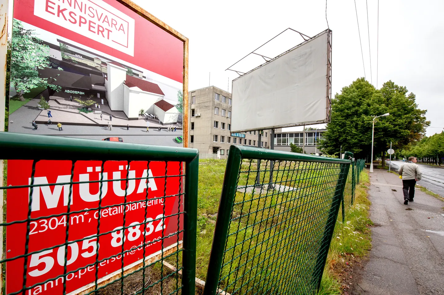 Pärnu kesklinnas Pika tänava ääres tühjana seisev krunt, kus kunagi asus nn raudteemaja, puidust juugendvilla, mis põles ja paar aastat tagasi maha lammutati, on saanud endale uue hinnasildi.
