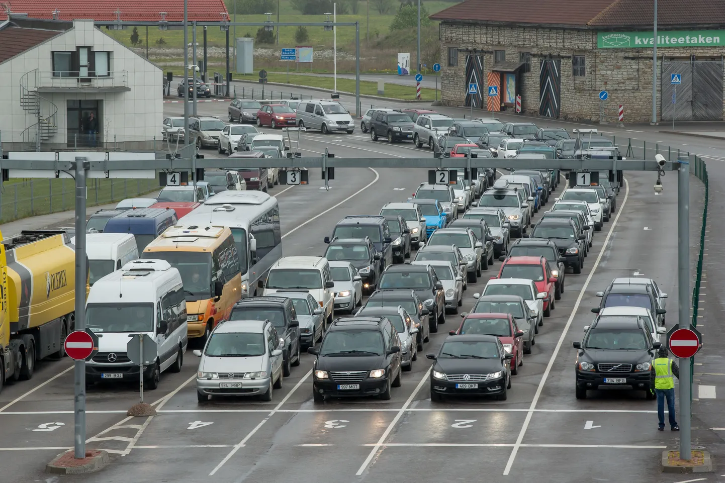 Autode järjekord Kuivastu sadamas