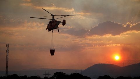 Karstuma vilnis Eiropā prasa dzīvību un izraisa plašus ugunsgrēkus