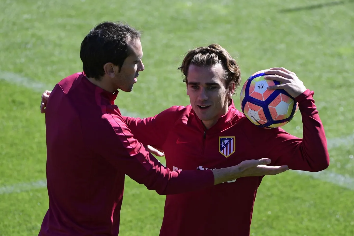 Diego Godin (vasakul) ja Antoine Griezmann mängivad tavaliselt samas klubis, täna on nad aga vaenlased.