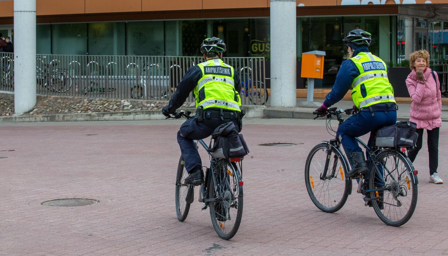 Jalgratastel abipolitseinike patrull Tartu kesklinnas.