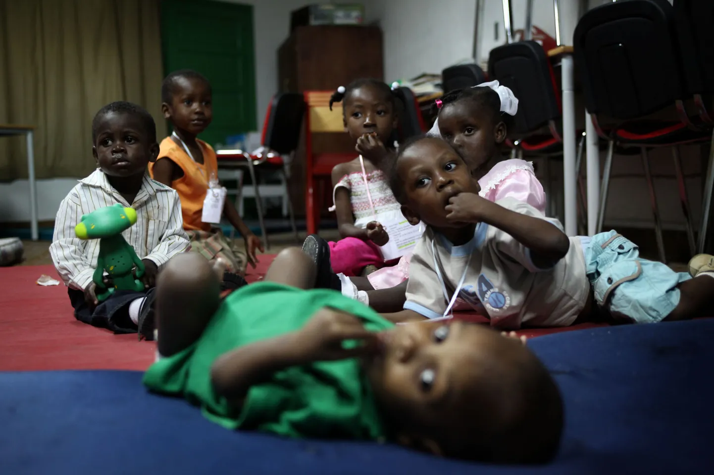 Haiti maavärina tagajärel orvuks jäänud lapsed, kes viiakse Prantsusmaale.