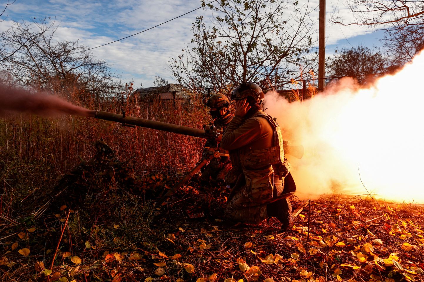Ukraina vägede eriüksuse Omega sõdurid tulistavad tankivastast granaati SPG-9 Avdijivkas. Pilt on tehtud eelmise aasta lõpus. Ukraina väed otsustasid praeguseks elude säästmiseks linnast välja tõmbuda.