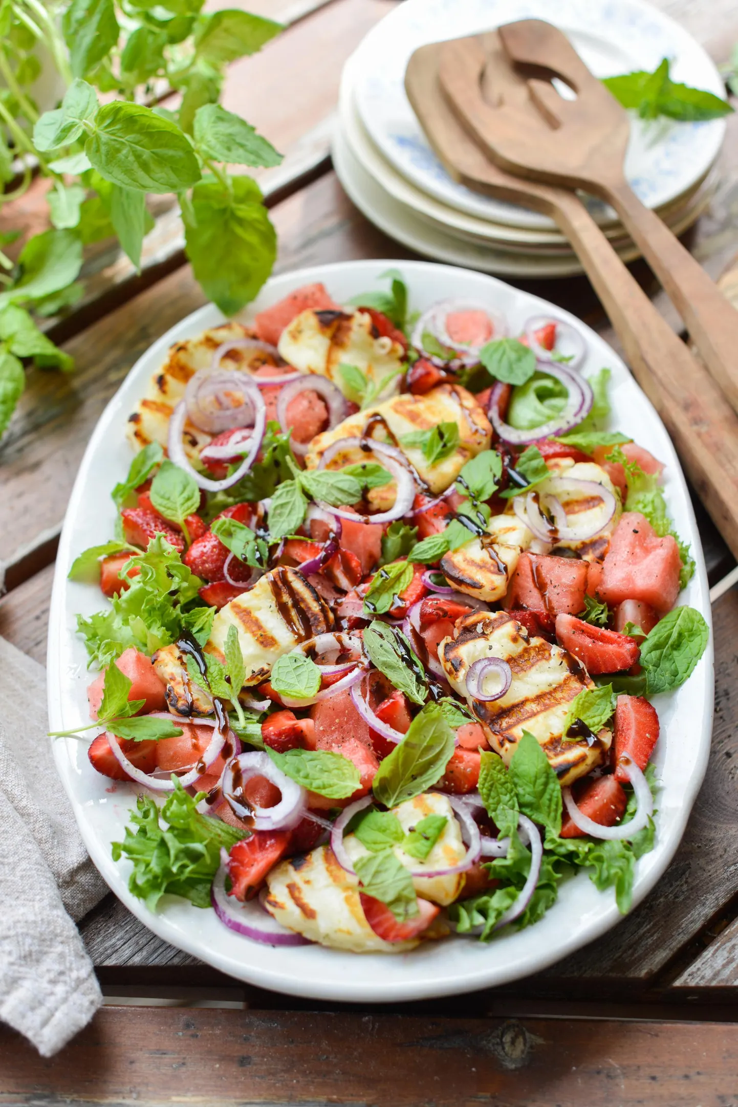 Maasika-arbuusisalat grillitud Halloumi juustu ja piparmündiga.