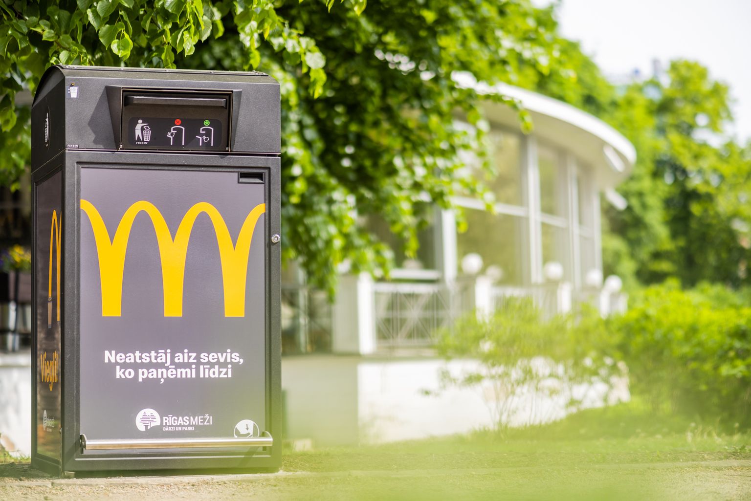 “McDonald's” sadarbībā ar "Rīgas mežiem" uzstādījuši pirmās viedās atkritumu tvertnes galvaspilsētā