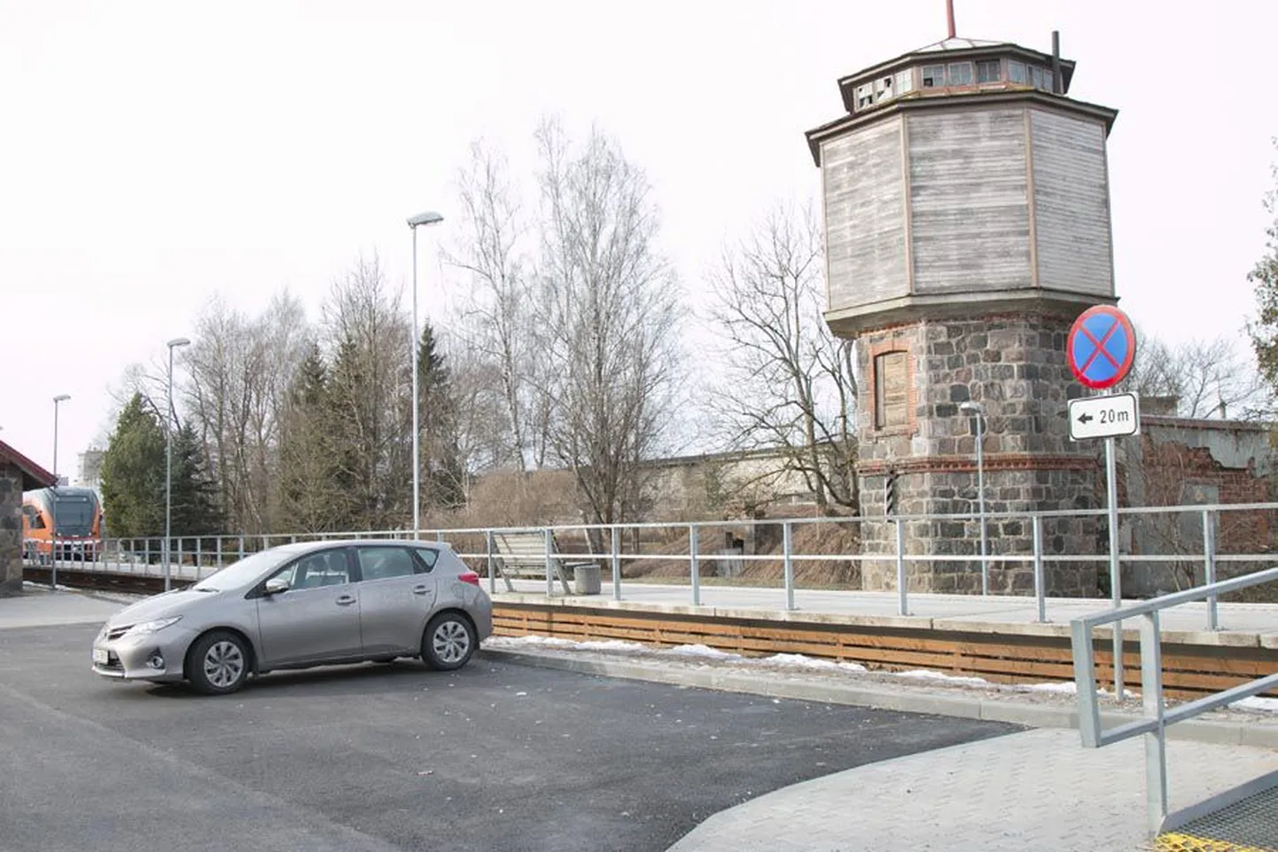 Viljandi raudteejaama linnapoolses parklas kiputakse autosid perrooni otsa ja kiviaida vahelisele alale jätma hoolimata sellest, et pärast vaksali ümberehitust on seal keelatud peatuda ja parkida, nagu annavad teada liiklusmärk ja selle lisatahvel. Ruumi on vaja selleks, et linnaliinibuss mahuks peatusest väljudes ringi keerama. Pilt on tehtud eelmise kolmapäeva hommikul.