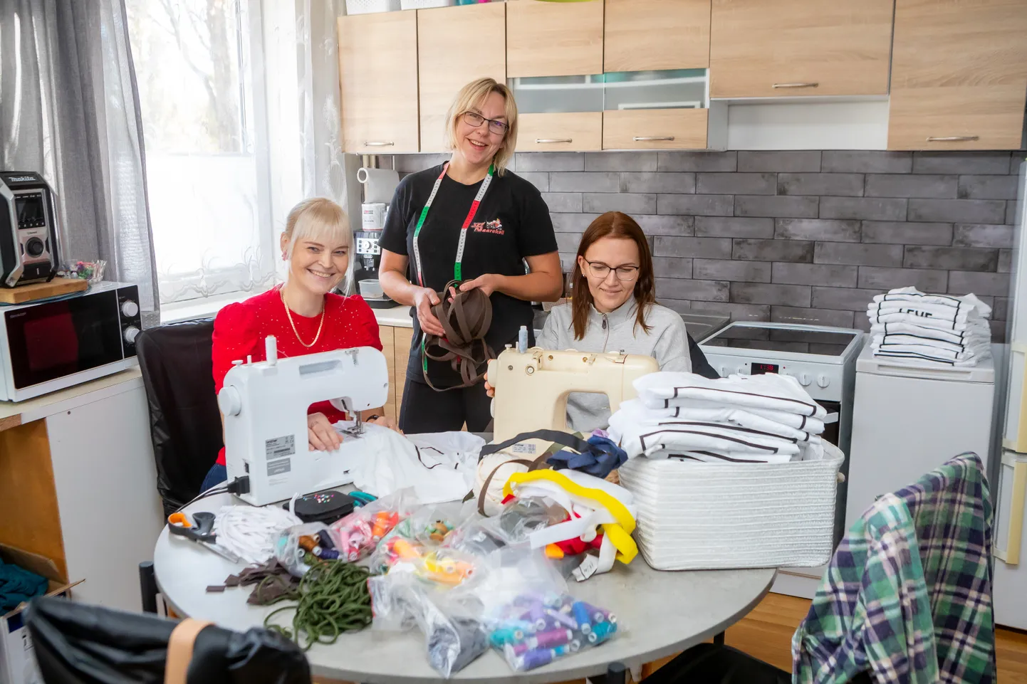 ABIKÄSI ON ALATI VAJA, kinnitavad Jana Šukis, Eva Veldermann ja Piret Pruul, julgustades kõiki, kes Ukrainat aidata soovivad, endast teada andma.
