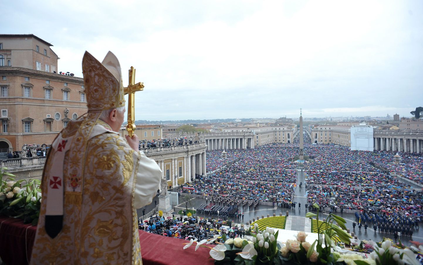 Paavst Benedictus XVI Rooma Püha Peetruse väljakul.
