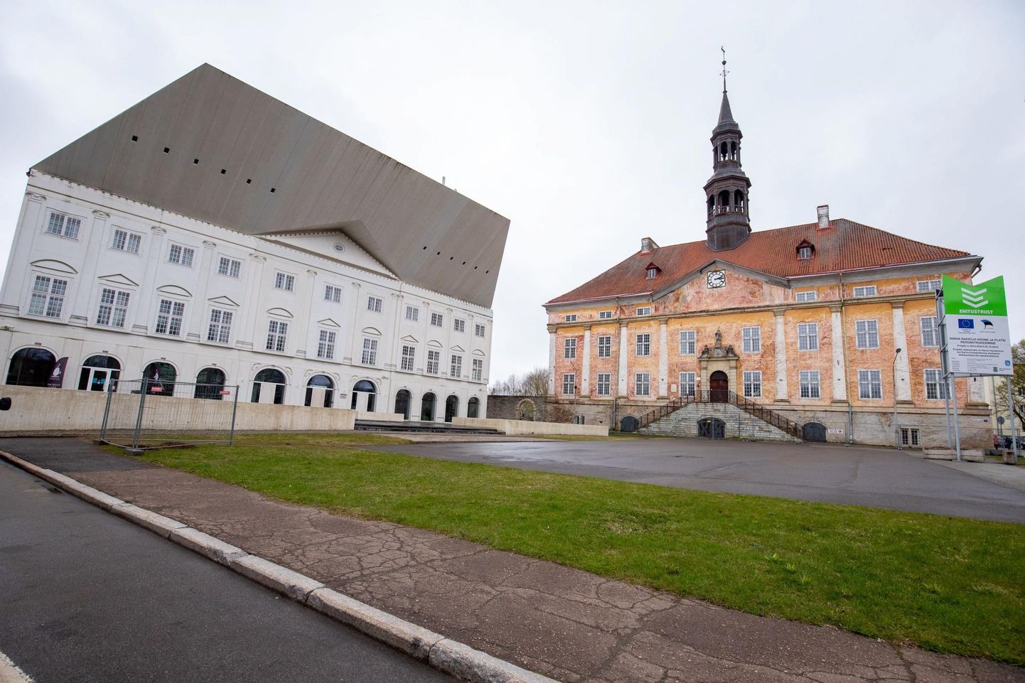 Enam kui pool Tartu Ülikooli eesti keeles õppivatest välistudengitest õpib Narvas. Euroopa hariduse nimel peavad nad piirilinnas vähemuskeeleks oleva riigikeele ära õppima.