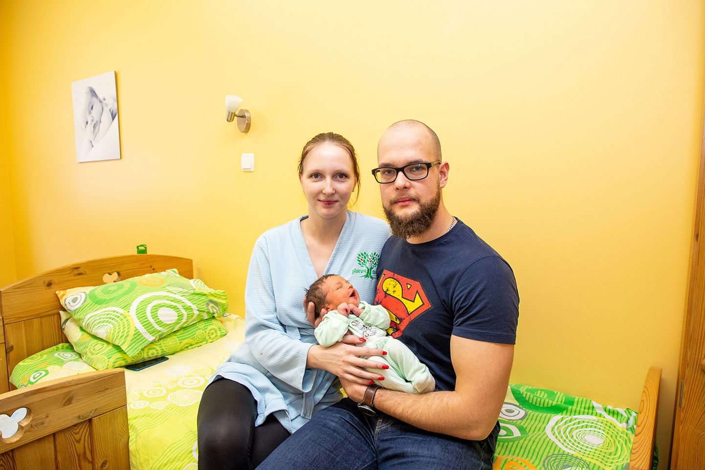 Esmaspäeval lahkusid haiglast värsked lapse­vanemad Andris Reinberg ja Johhanna Aru. Nende tütre nimeks sai Saskia.