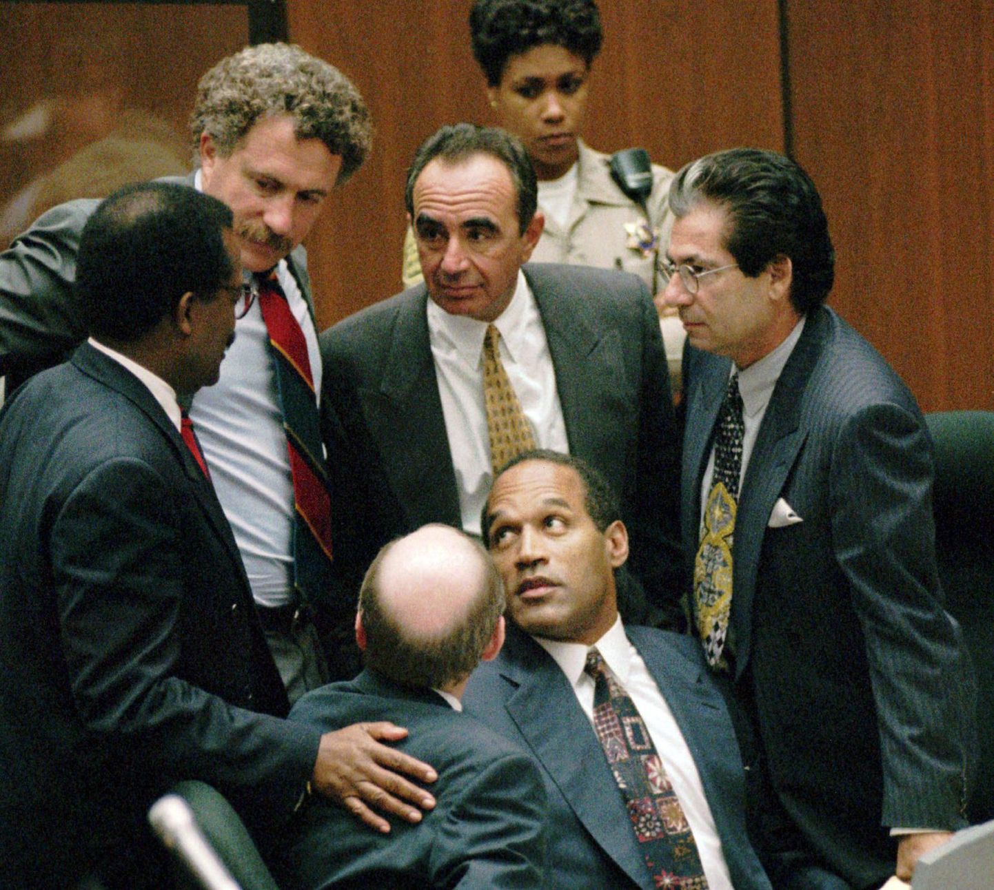 Robert Kardashian (paremal) O. J. Simpsoni (keskel) 1995. aastal kaitsemeeskonnaga aru pidamas.