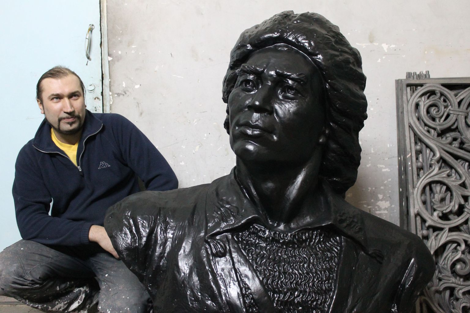 Uurali skulptor Konstantin Gilejev 200 kilogrammi kaaluva Salavat Julajevi büstiga oma töökojas.