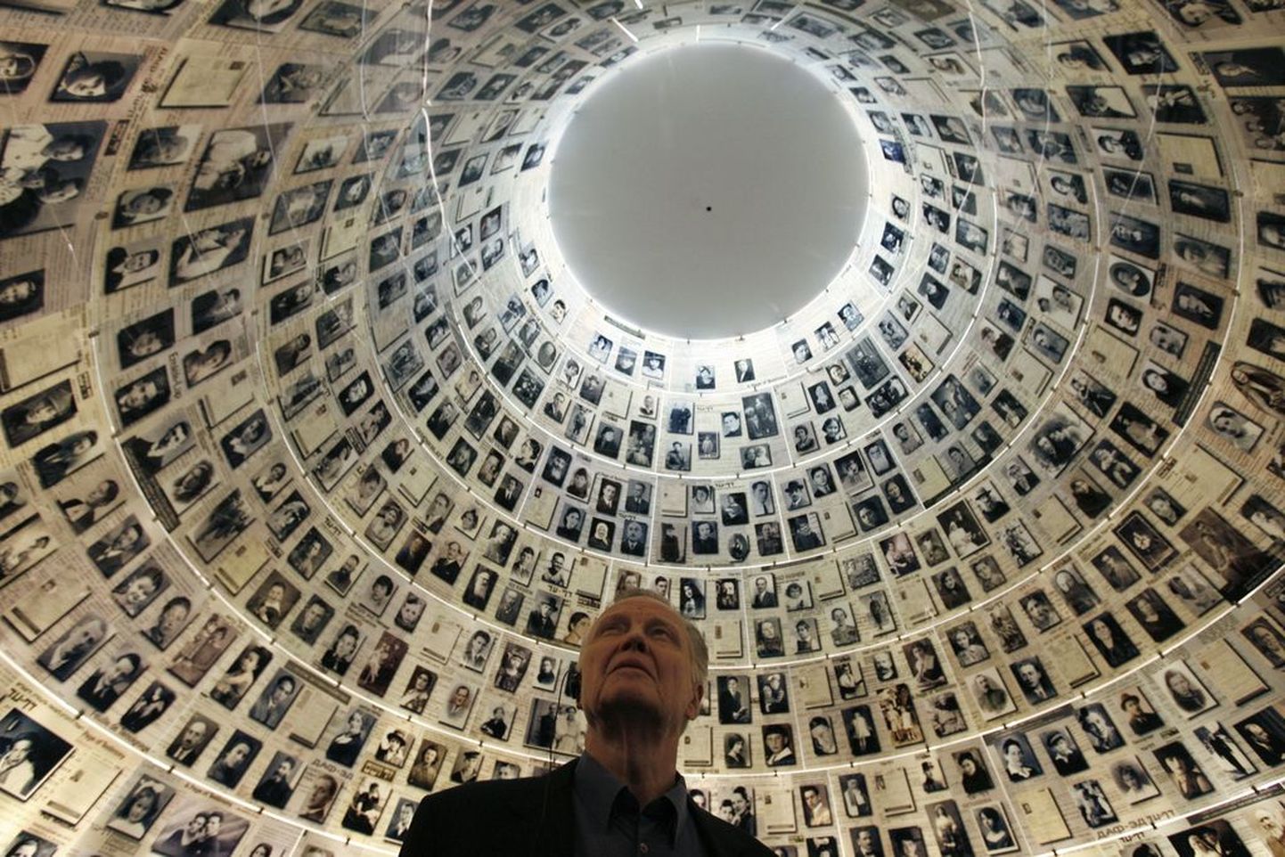 Фотографии убитых во время Холокоста евреев в Яд Ва-Шеме