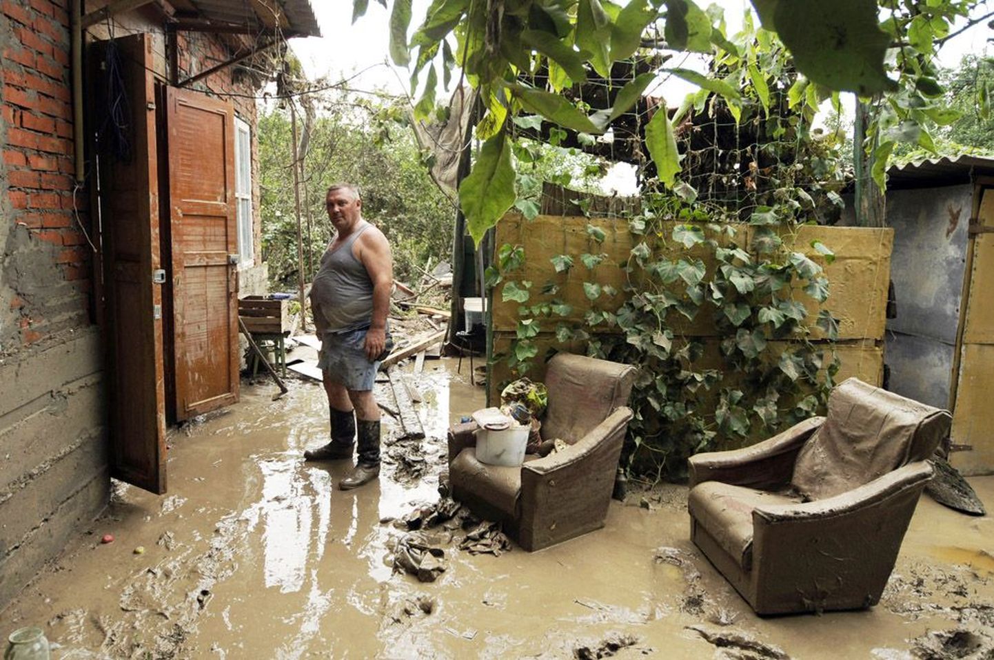 Krõmski linna elanik eile oma üleujutatud kodu kõrval seismas.