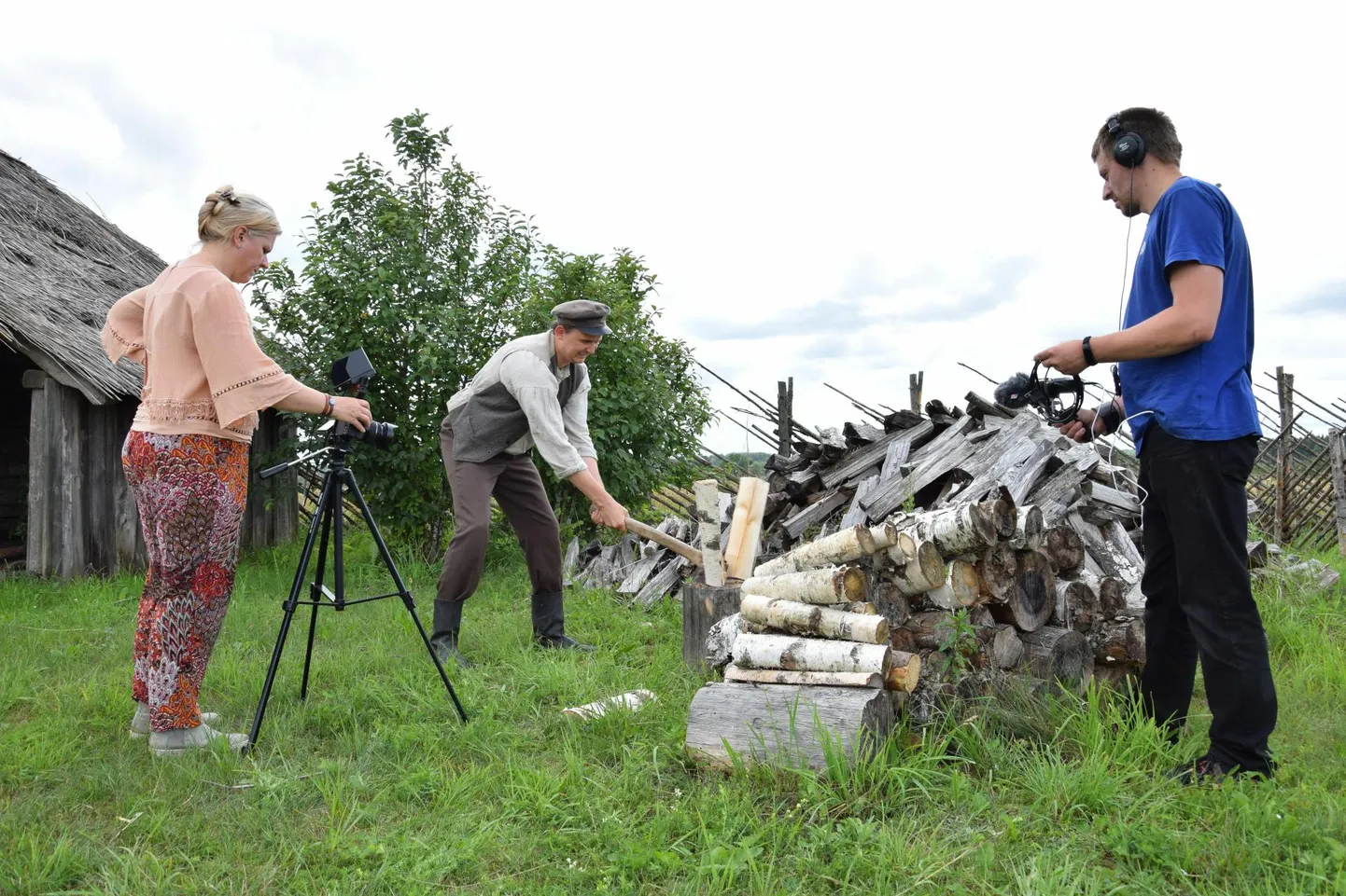 «Armastus ja sunnitöö» filmivõtete paigas: operaator Ingrid Ulst (vasakult), osatäitja Kent Joosep ja helimees Hanno Teppo.