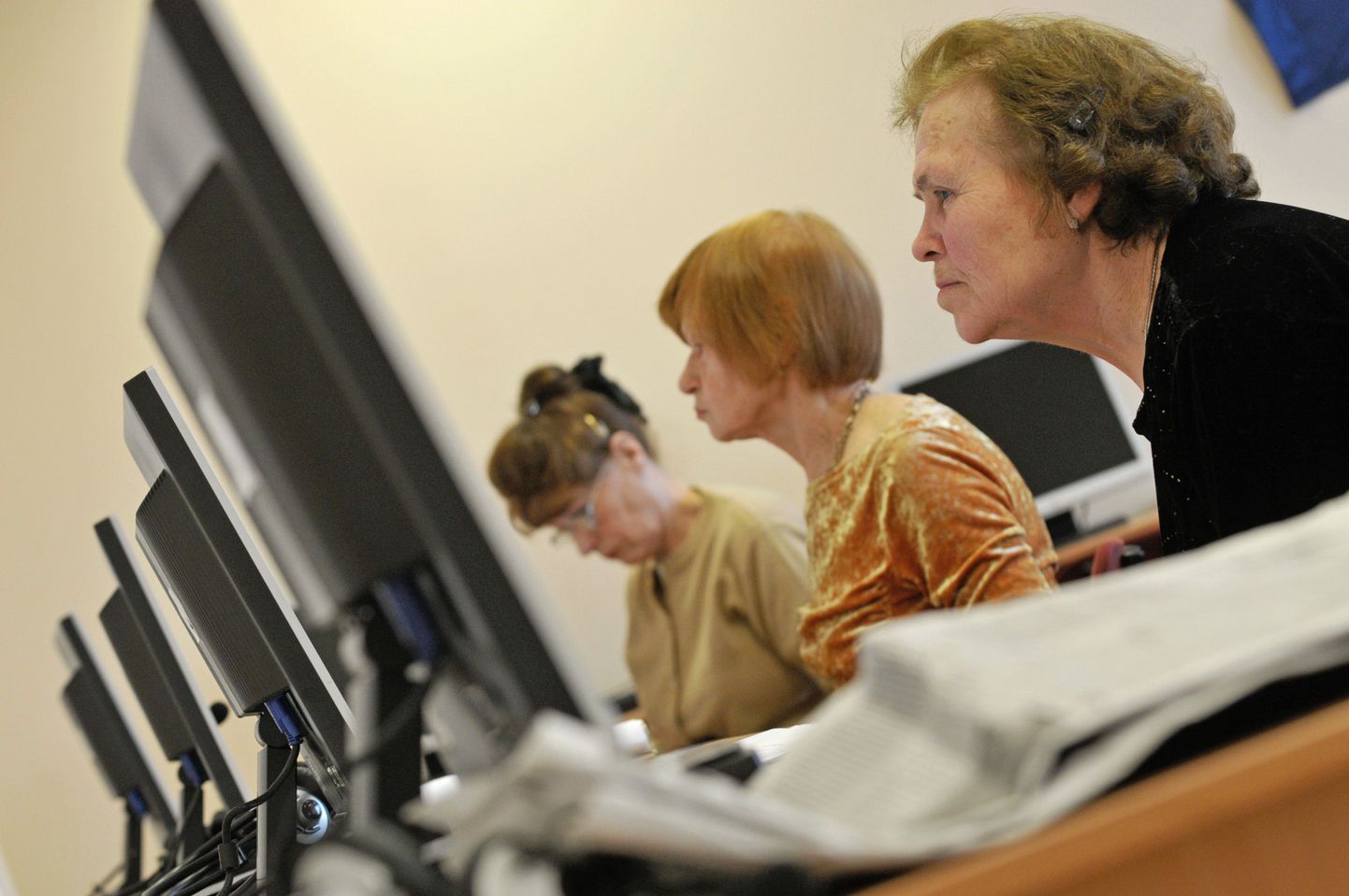 Peterburi pensionärid õpivad tundma arvutit.