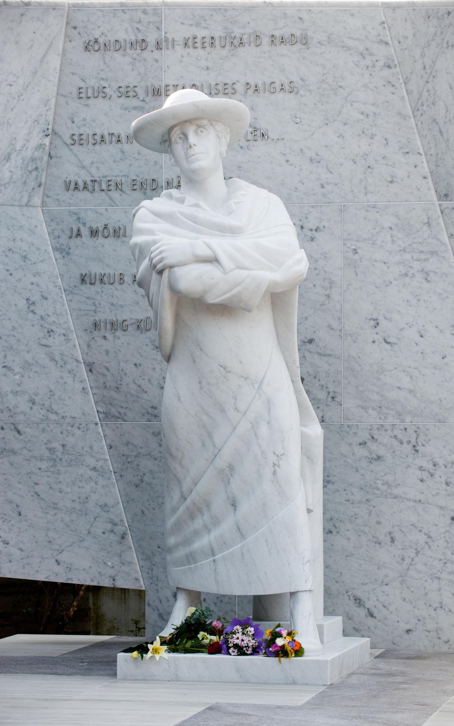 Marie Underi skulptuur Rahvusraamatukogu ees