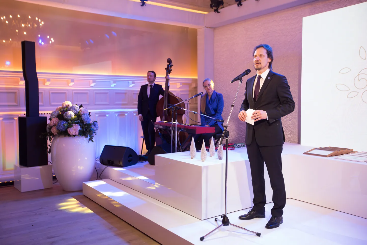 Tallinn, EESTI 07.03.2018
Kultuuriminister Indrek Saar andis üle tunnustused ettevõtetele ja eraisikutele, kes panustasid möödunud 2017. aasta jooksul kultuurivaldkonna heaks. 
Minister of Culture Indrek Saar gives awards of the Culture Friend 2017. Private individuals, institutions, companies and organisations will be honoured who have made a financial contribution or supported activities in the cultural field.
tl/Foto Tairo Lutter/EESTI MEEDIA