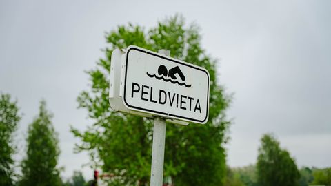 Rīgā oficiāli atklāta peldsezona