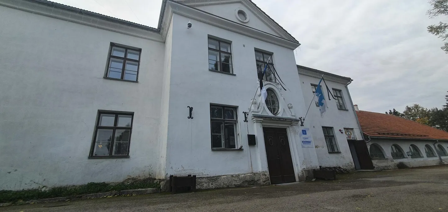 Mikk Pikkmetsa mälestuseks lehvis Koonga teeninduskeskuse hoonel leinalipp.