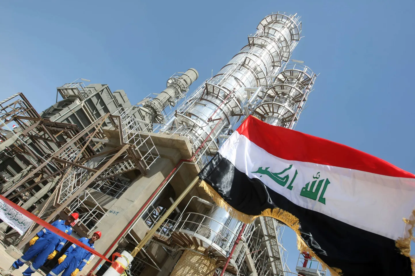 Iraagi lipp lehvimas Bagdadi toornafta töötluskompleksi ees.