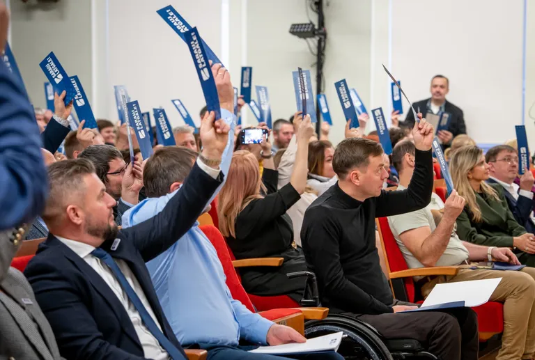 Новые члены новой партии Sarauj, Latgale! голосуют на учредительном конгрессе партии. 23 ноября 2024 года.
