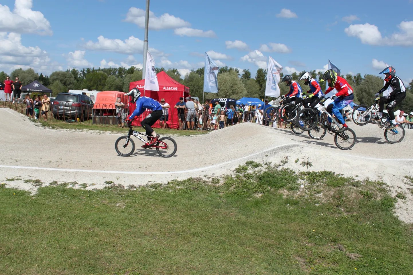 Tartu Velo karikavõistlustel osales ligi 80 ratturit, näiteks 13–14-aastaste poiste arvestuses võttis mõõtu üheksa sportlast, mistõttu kõiki korraga rajale ei lastud.