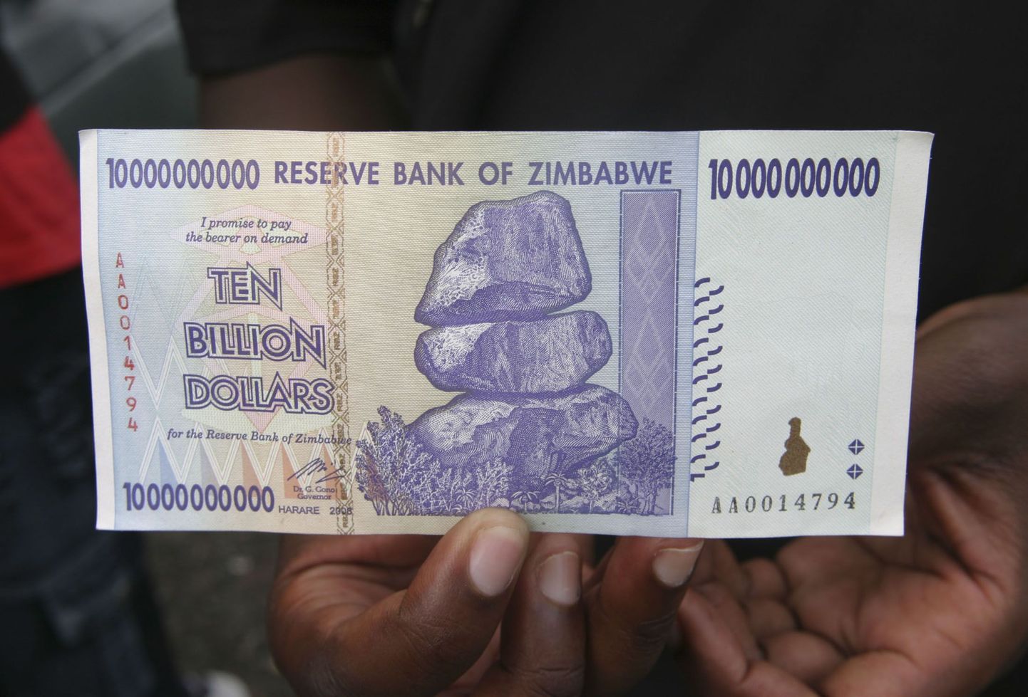 10-triljoniline Zimbabwe rahatäht.
