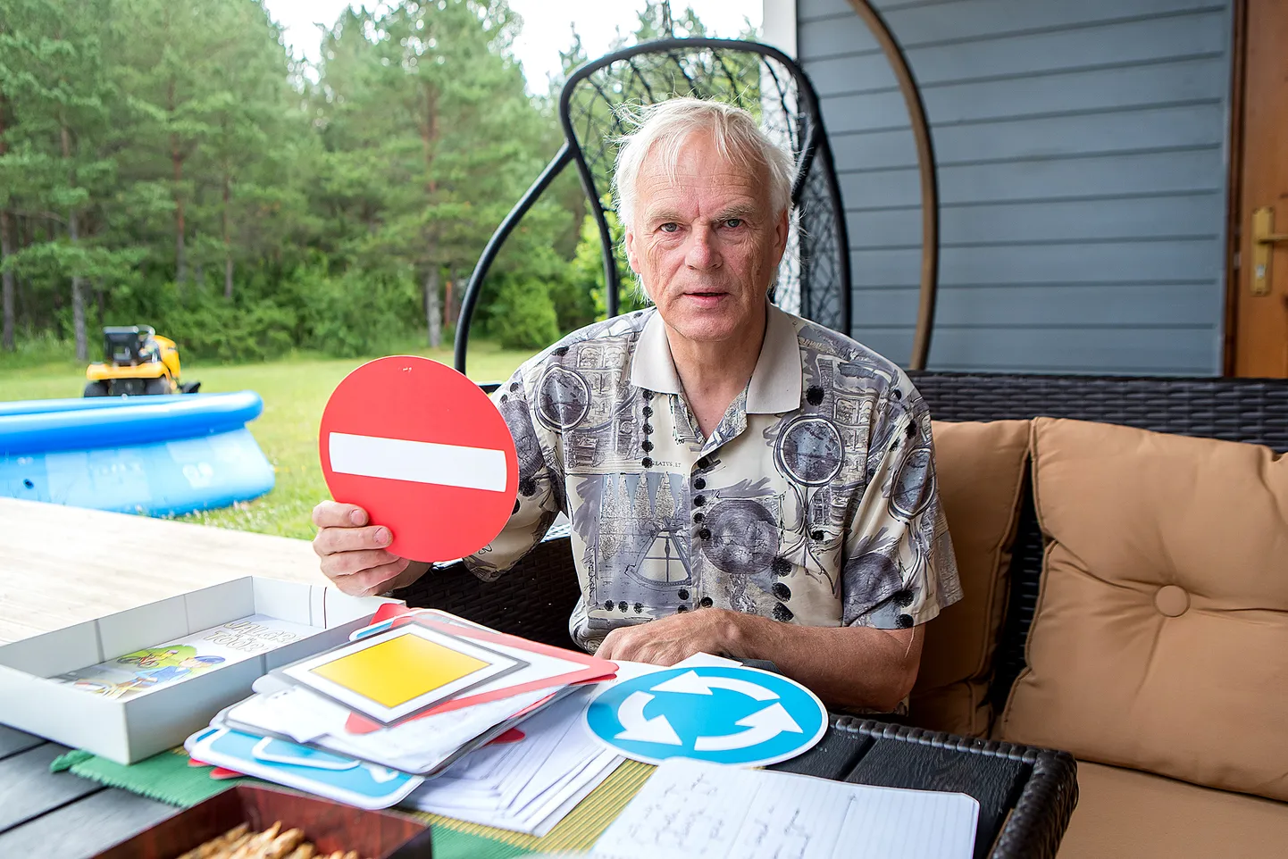 Erki Kuusk näitab märki, mille alt rattaga sissesõitmine on seaduserikkumine.