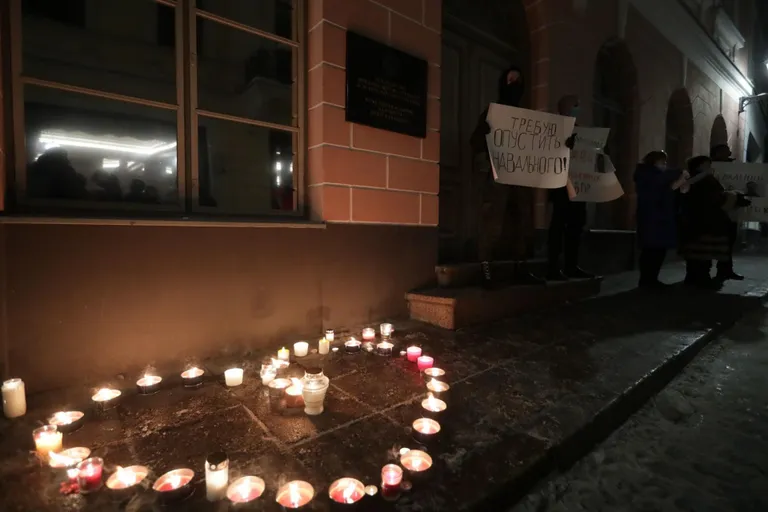 Venemaa saatkonna ees nõuti Aleksei Navalnõi ning teiste Venemaa poliitvangide vabastamist. FOTO: